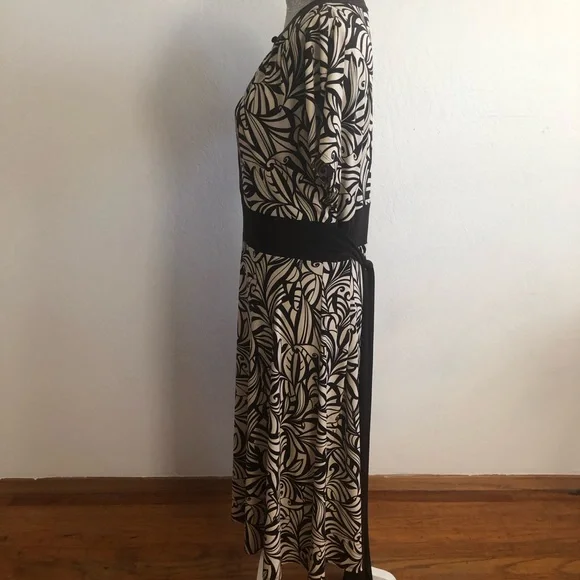 Scarlett Short Sleeves V-Neck Midi Patterned Dress - Picture 3 of 8